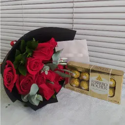 Ramo o bouquet redondo de 12 rosas con chocolates