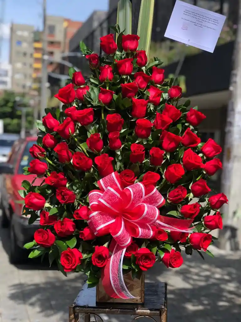 Ramo de rosas en piramide