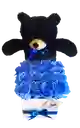 Caja deluxe blanca con rosas preservadas azules con oso de peluche negro