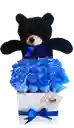 Caja deluxe blanca con rosas preservadas azules con oso de peluche negro
