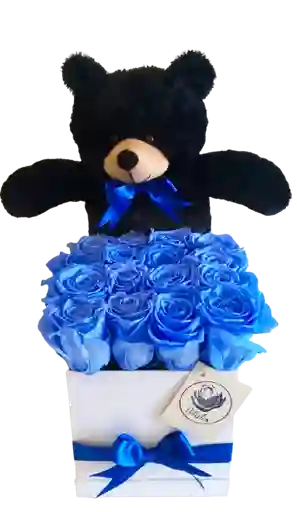 Caja deluxe blanca con rosas preservadas azules con oso de peluche negro