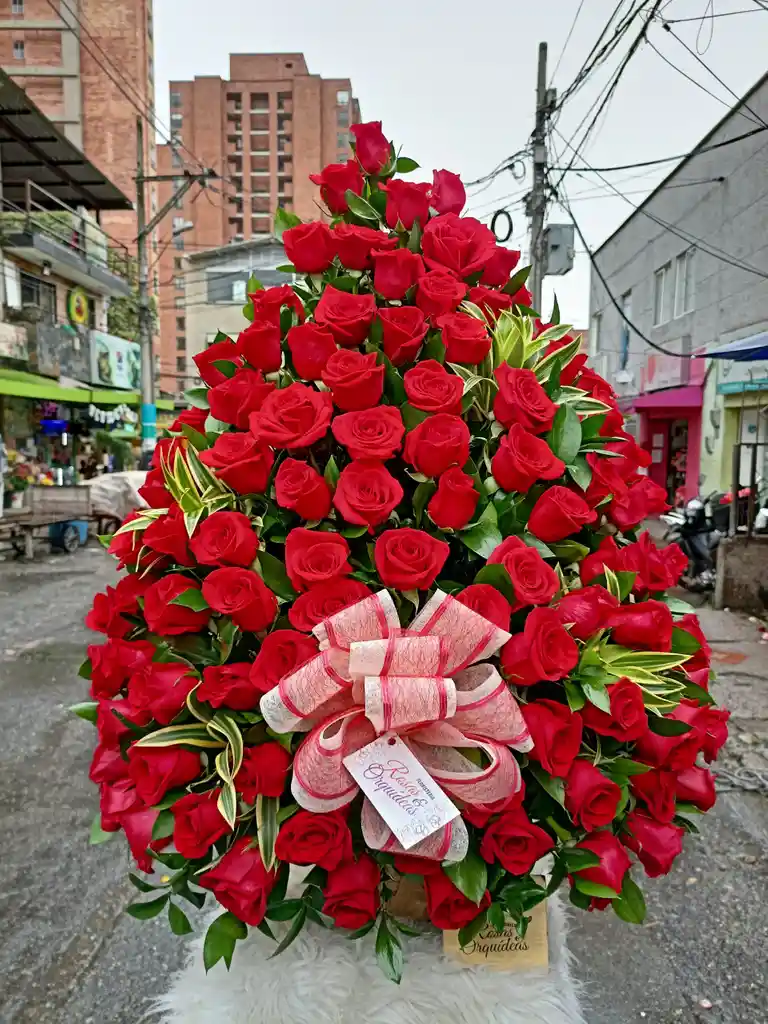 Ramo grande en rosas rojas