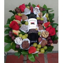 Arreglo de fresas, uvas, vino y rosas