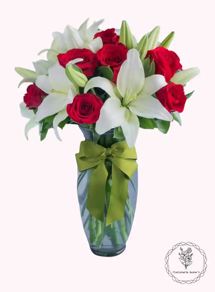  rosas y lirios en arreglo floral
