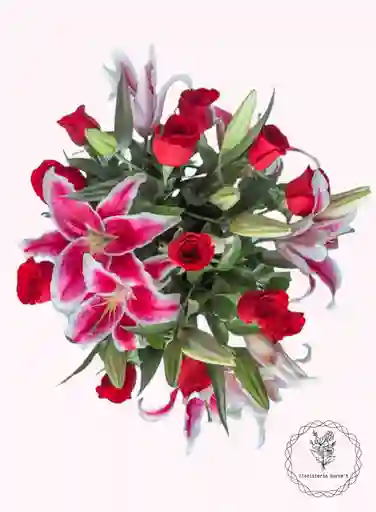 rosas y lirios en arreglo floral