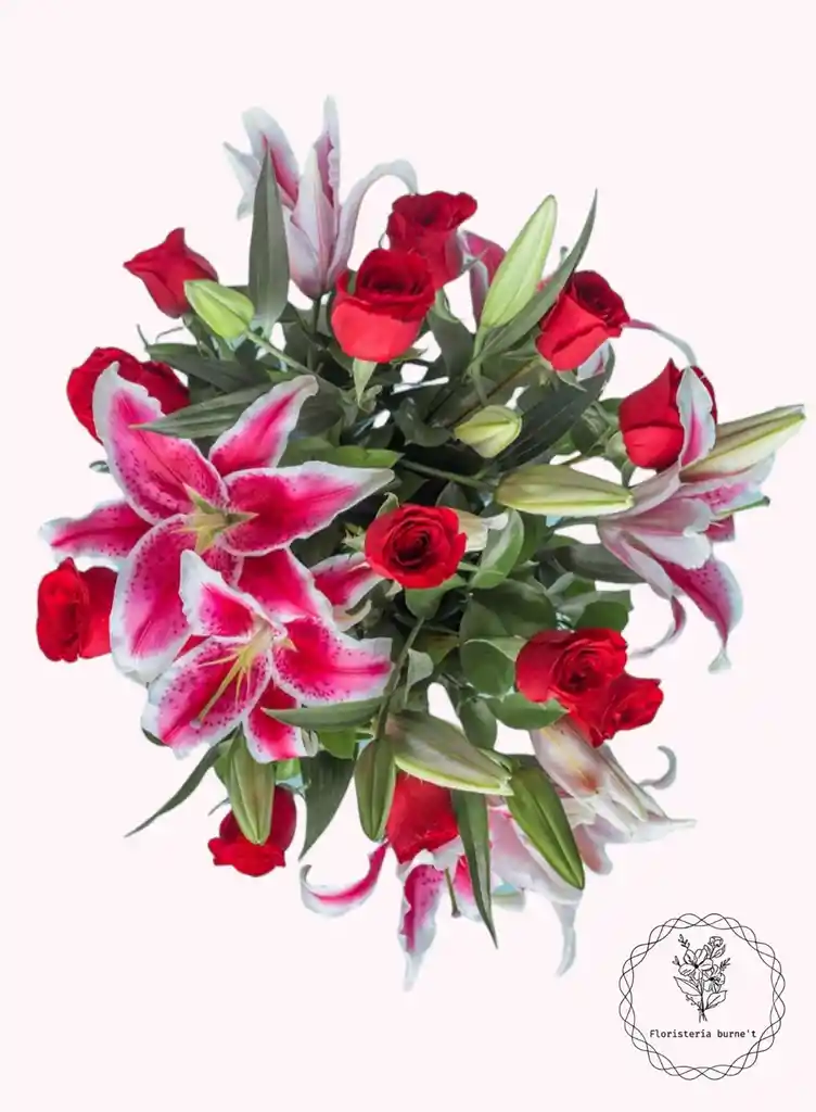 rosas y lirios en arreglo floral