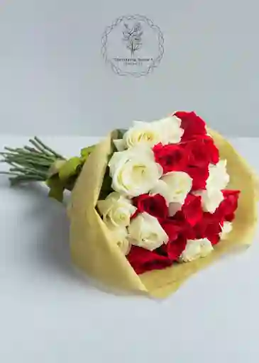 rosas blancas y rojas en  Bouquets 