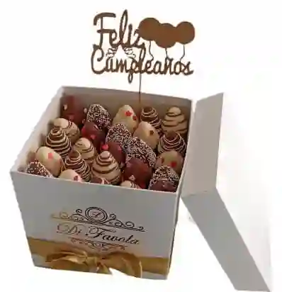 Caja x 25 fresas con chocolate y toppings. Letrero feliz cumpleaños 
