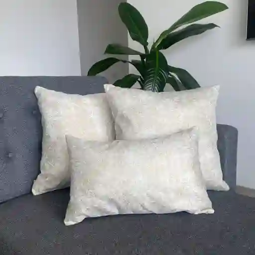 Promoción: 2 Cojines 50X50 + 1 Riñonera 50X30  Color  Combo Base Beige con Visos Dorados