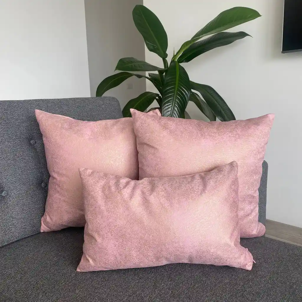 Promoción: 2 Cojines 50X50 + 1 Riñonera 50X30 Color  Combo Base Rosa con Visos dorados
