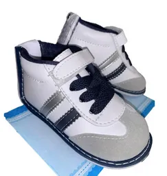 Tenis talla 21 no tuerce. Zapatos para niños / bebes