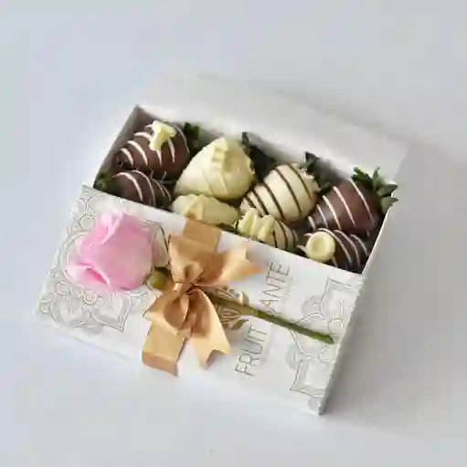 Caja de Fresas con chocolate x 8 Unidades + Chocomensaje y Rosa Rosada