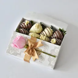 Caja de Fresas con chocolate x 8 Unidades + Chocomensaje y Rosa Rosada