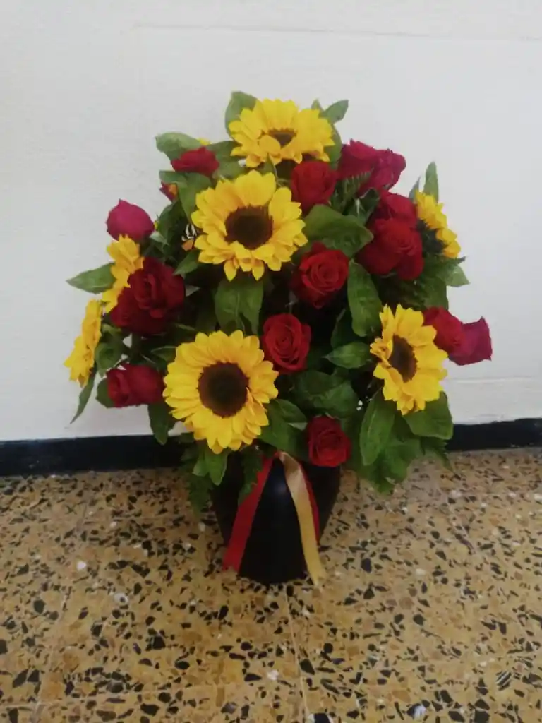 Jarron De Rosas Y Girasoles