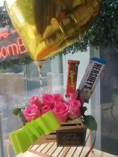 Arreglo Floral Medellin Con Chocolatinas Para Cumpleaños O Aniversario Feliz Dia