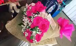 Bouquet En Rosas Fucsias, Follajes Verdes, Astromelia Y Envoltura Yute