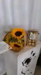 Bouquet De 4 Girasoles Con Ferreros X 8 De Color Amarillo Ideal Para El Agradecimiento