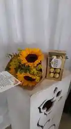 Bouquet De 4 Girasoles Con Ferreros X 8 De Color Amarillo Ideal Para El Agradecimiento