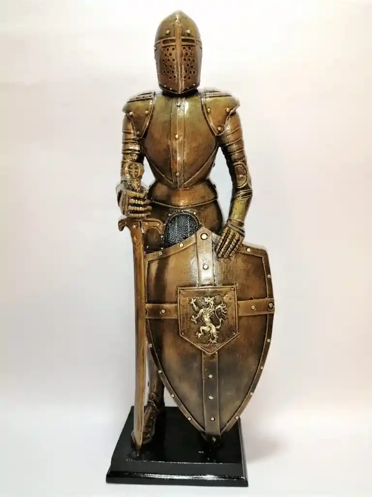 Escultura De Armadura Con Escudo Y Espada