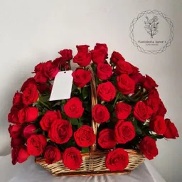 Rosas En Canasta De Regalo