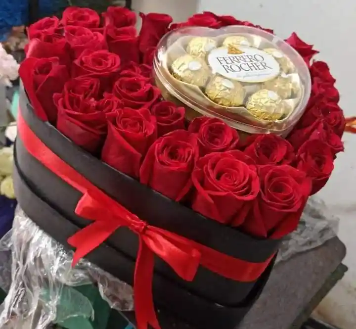 Corazón Pequeño De Rosas Rojas Con Globos