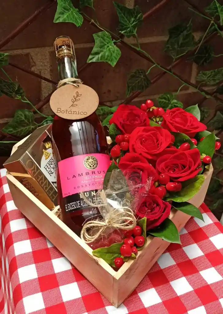 Arreglo Floral Con Rosas En Caja De Corazón