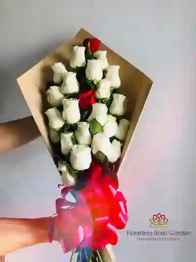 Ramillete De 21 Rosas Blancas + 3 Rosas Rojas