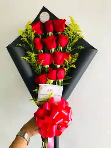 Ramillete De 12 Rosas Rojas En Cartulina Negra