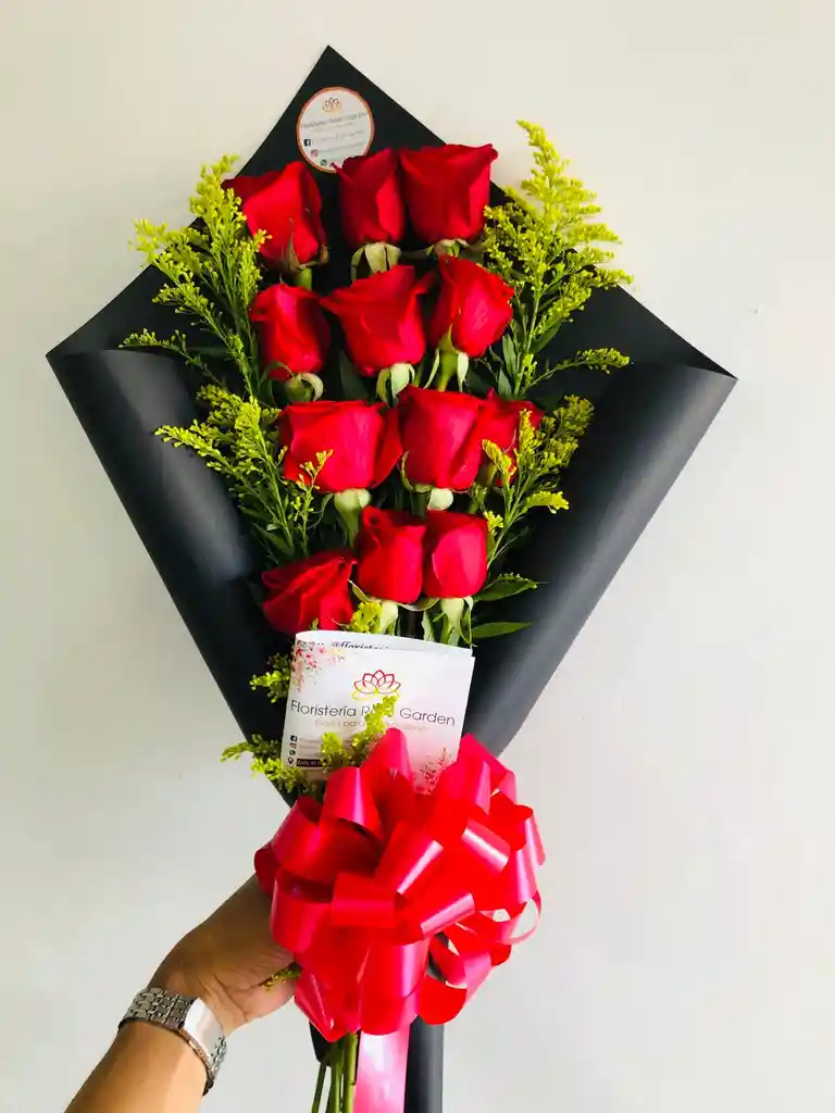 Ramillete De 12 Rosas Rojas En Cartulina Negra