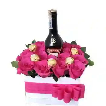 T29 – Caja Con Rosas, Dulces Y Licor.