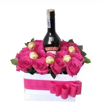 T29 – Caja Con Rosas, Dulces Y Licor.