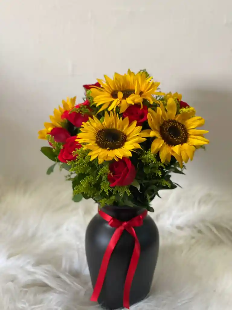 Florero De Girasoles Y Rosas