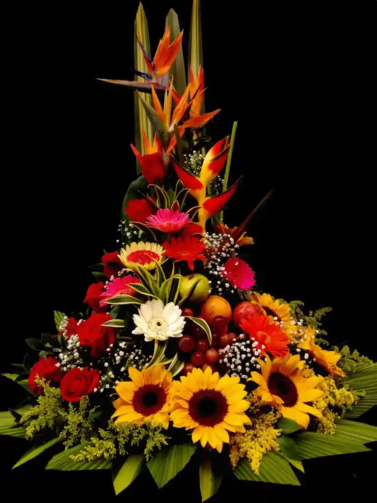 Ramo Con Frutas En Rosas, Girasoles Y Gerberas.