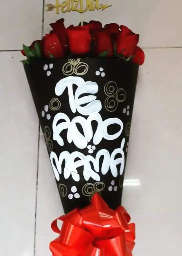 Bouquet De Rosas En Cartucho Negro