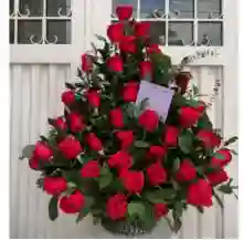Arreglo Triangular En Rosas Rojas