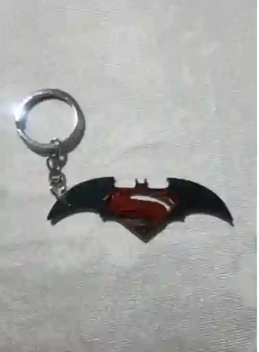 Llavero Lateral Metalizado Superman Vs Batman Logo Rojo