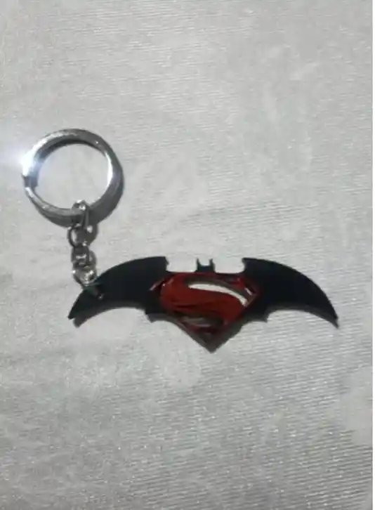 Llavero Lateral Metalizado Superman Vs Batman Logo Rojo