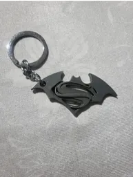 Llavero Lujo Metalizado Batman Vs Superman Logo Gris Mate