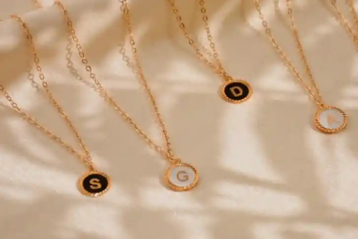 Cadena Inicial Moneda Blanco Letra C