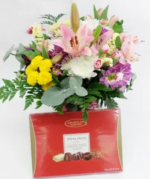 Flores Jarronsurtidas Y Caja De Chocolates Pralines