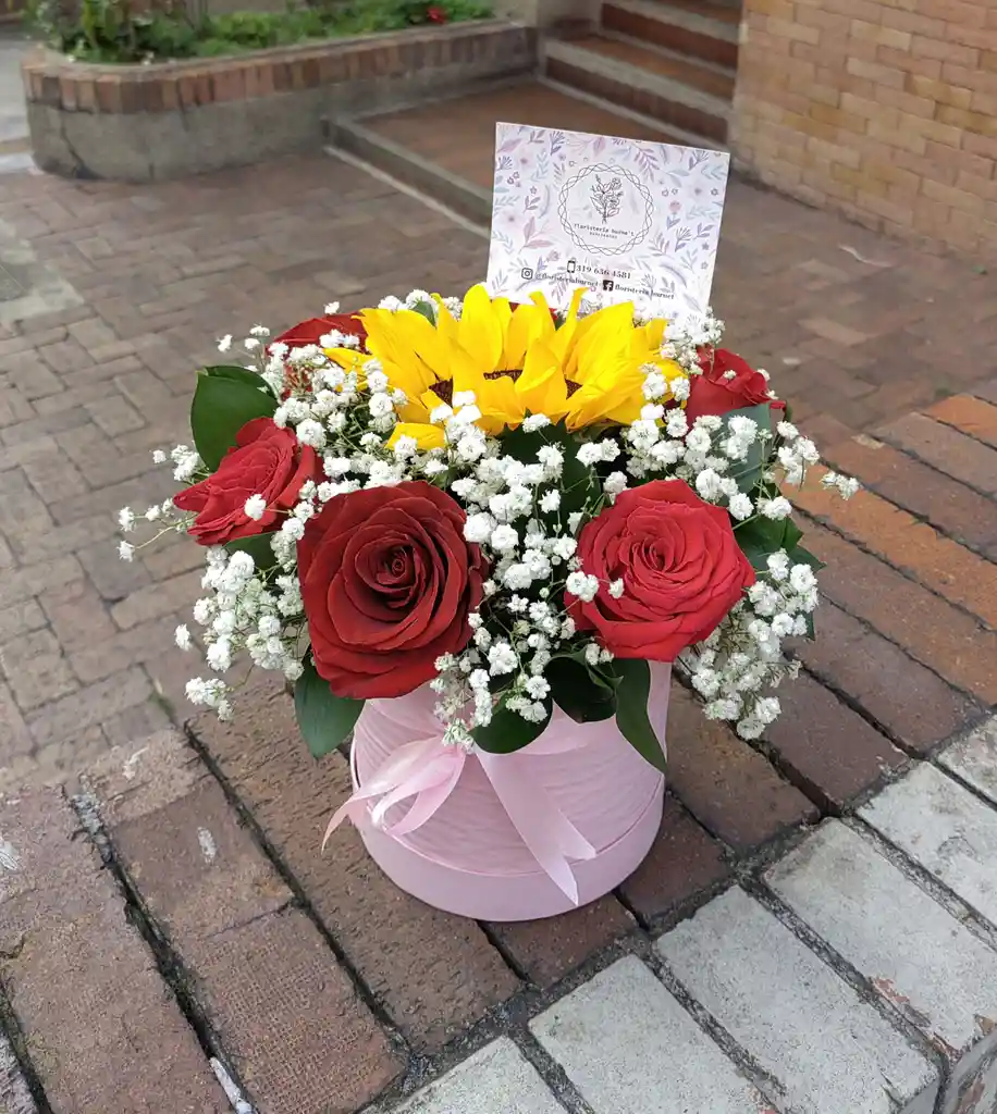 Rosas Y Girasoles En Caja De Regalo