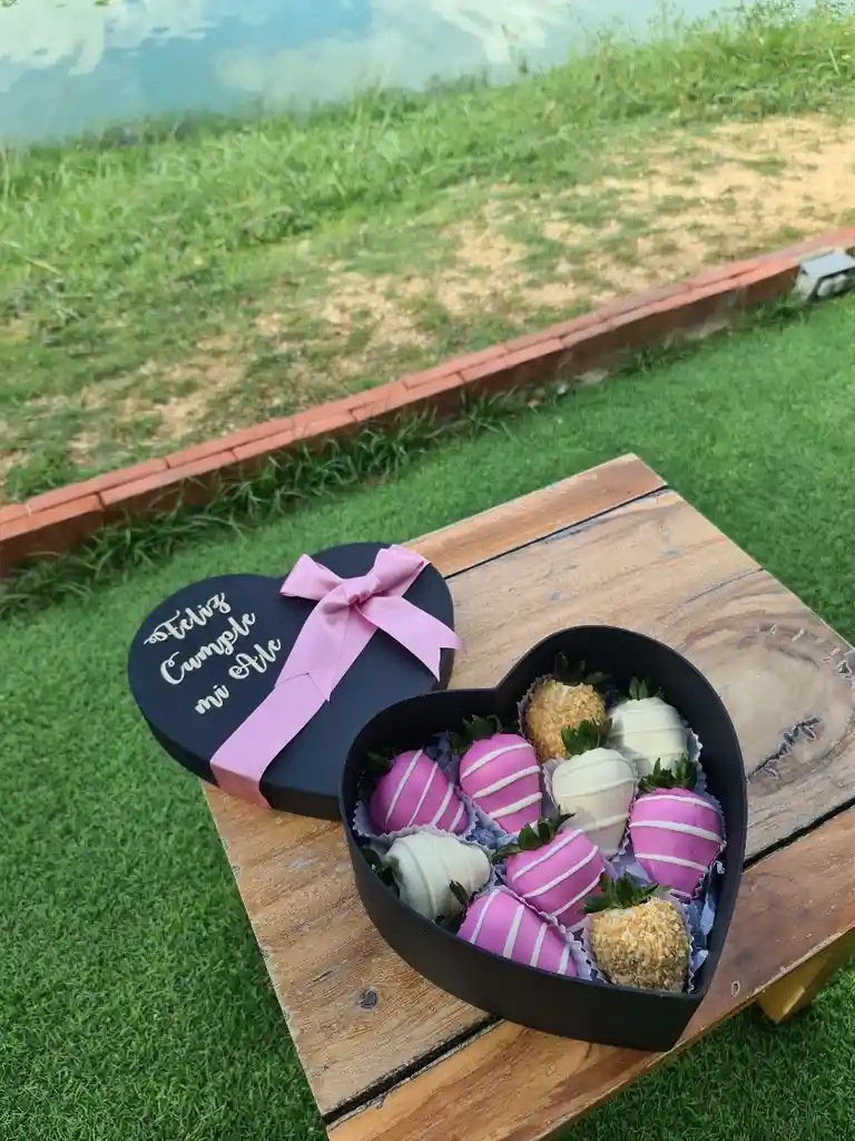 Caja Corazon Con Fresas