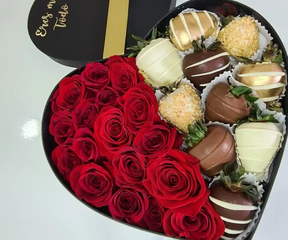 Caja De Lujo Corazón Grande Rosas Y Fresas Con Chocolate (programar)