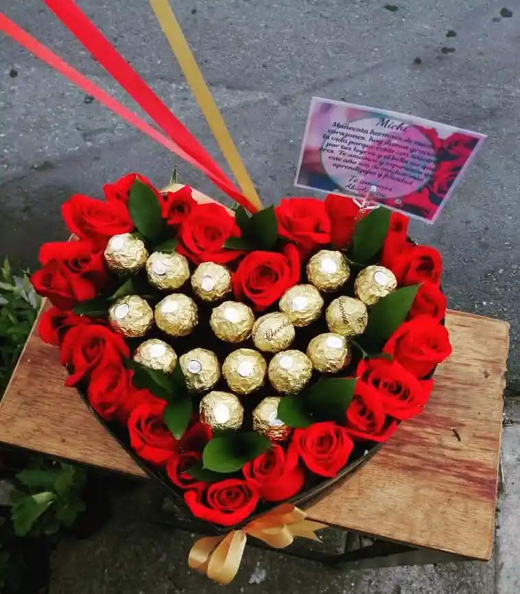 San Valentín - Rosas En Forma De Corazón Y Chocolates