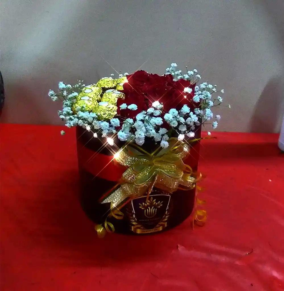Cilindro De Flores Y Chocolates Ferrero Kikiluxury
