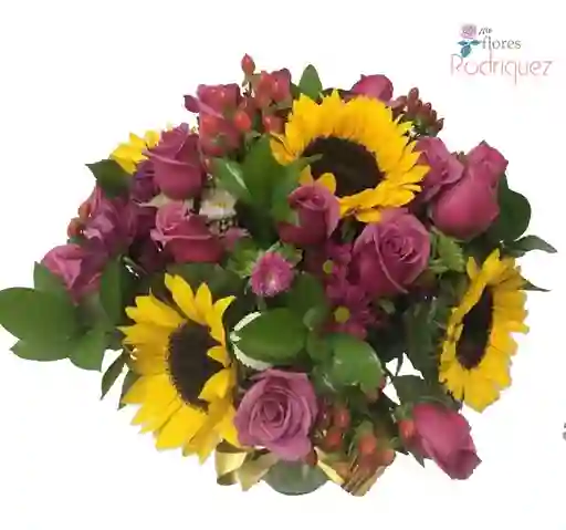 Rosas Moradas Con Girasoles En Jarron
