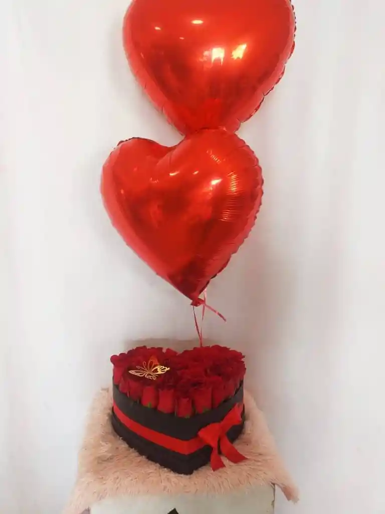 Caja De Corazon, En Rosas Rojas Con 2 Globos Metalizados . San Valentin Flores