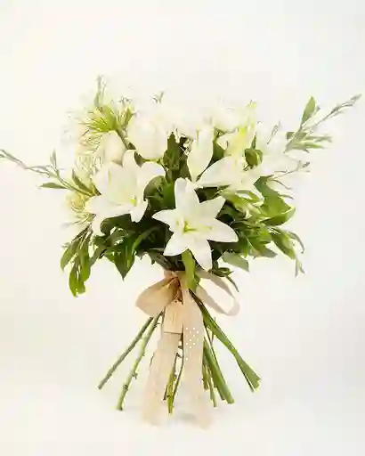 Lirios Y Rosas Blancos En Bouquet