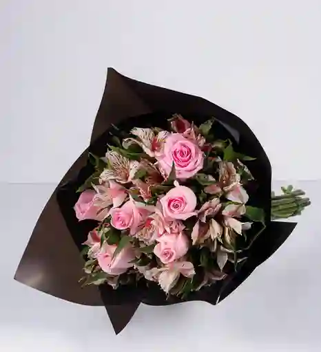 Rosas Rosadas Y Astromelia En Bouquet