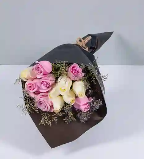 Rosas Rosadas Y Blancas En Bouquet